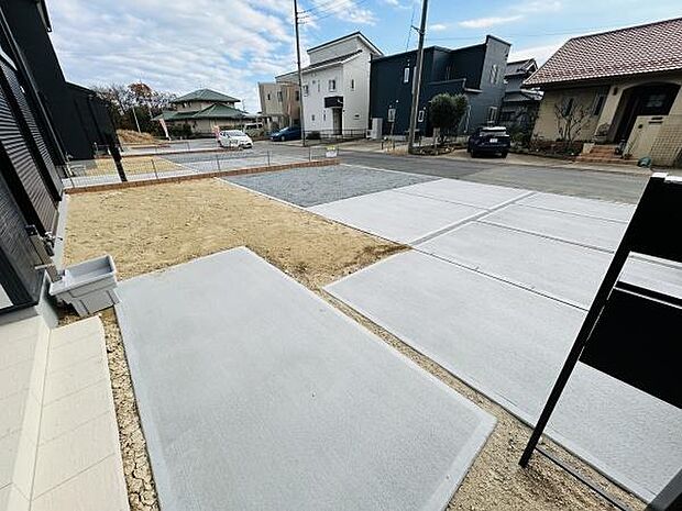 ゆとりのある庭スペースが確保されています。シンプルなデザインで手入れもしやすい印象です。駐車もしやすい配置で使い勝手が考えられています。住宅街に面した開放感のある庭が魅力です。