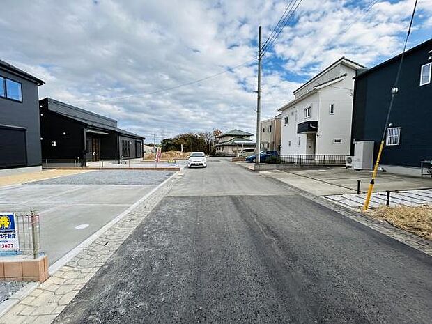 幅の広い道路がしっかりと整備されており車の出入りもスムーズに行えます。周囲には新しい住宅が並んでおり街並みが整っています。住環境を重視される方にもご覧いただきたい現地です。