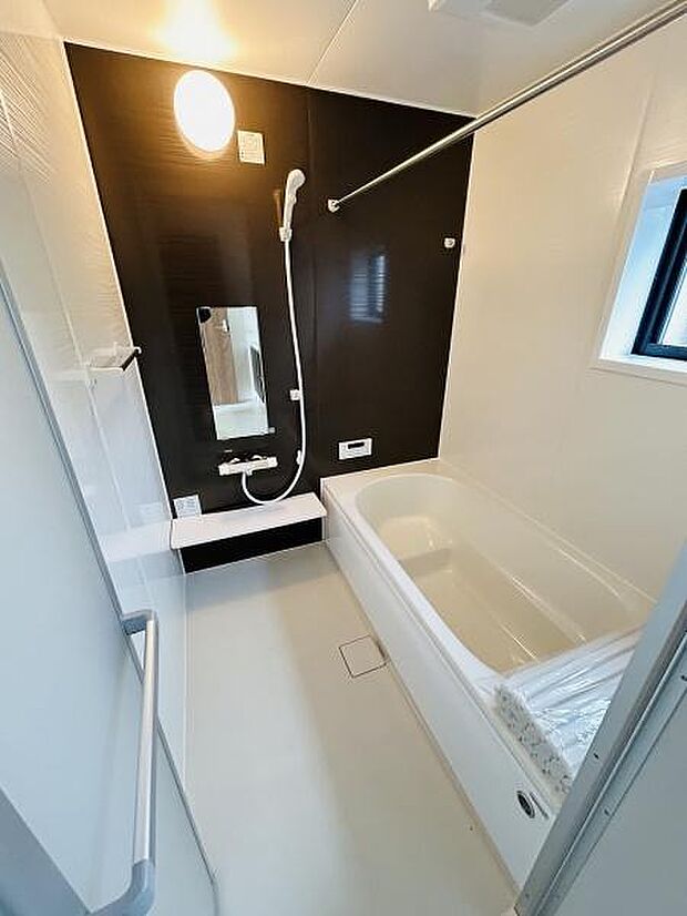 浴室内は明るく清潔感のある空間です。浴槽とシャワーが使いやすく配置されています。シンプルなデザインで日々のお手入れがしやすい仕様です。窓があり換気もしやすくなっています。