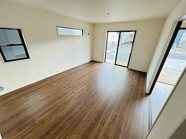 大きな窓から光が差し込む明るいリビングです。無駄のないシンプルな造りが特徴的です。フローリングの質感が空間に温かみを与えています。開放感のある間取りで居心地よく過ごせます。