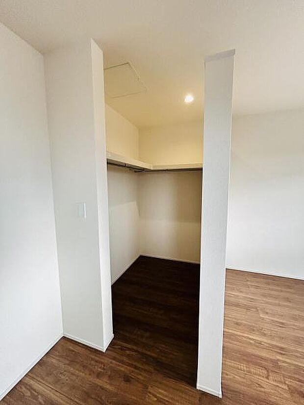 収納スペースが広々と設けられています。壁の白と床のブラウンが調和し落ち着いた印象です。使い勝手の良い形状なので日々の生活に役立つ収納です。入口が広い設計で荷物の出し入れもスムーズにできます。