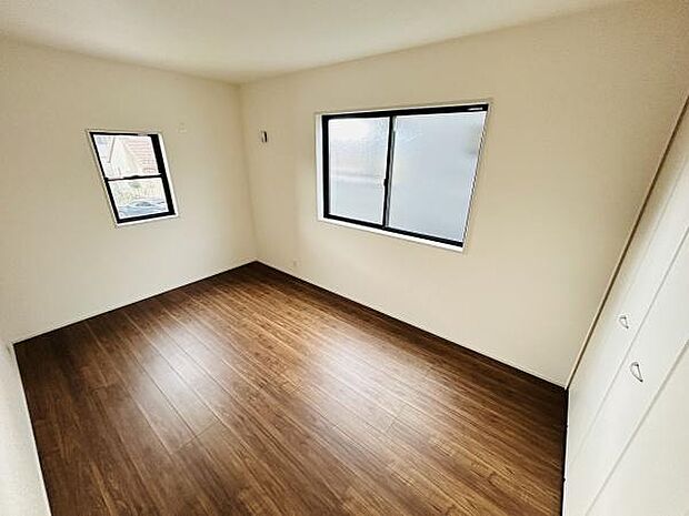 二面採光の洋室で明るく開放的な印象です。フローリングが落ち着いた雰囲気を演出しています。シンプルな内装でさまざまなインテリアに合わせやすい空間です。収納も備わっており使い勝手が良好です。