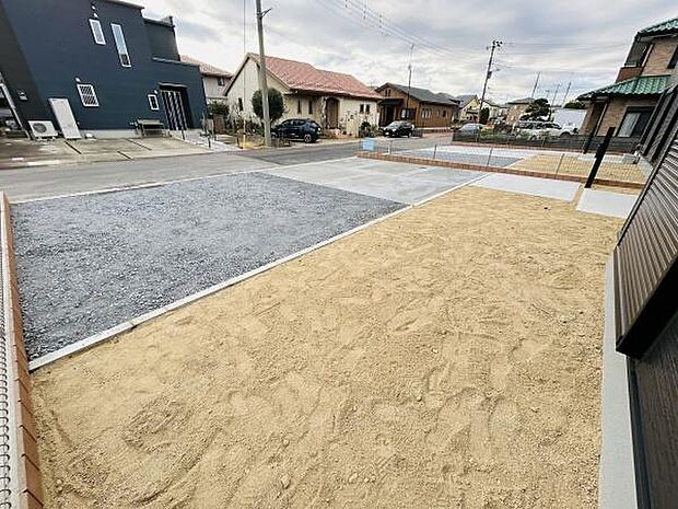 開放感のある敷地が特徴です。幅広い空間の使い方が可能です。道路に面しているためアクセスも便利です。周囲には住宅が建ち並び落ち着いた雰囲気が感じられます。フェンスで区画も明確に分かれています。