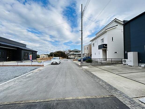 前面道路が広く車の出し入れがしやすい環境です。周辺には新しい建物が並び整った街並みが特徴です。晴れた日は空の広がりを感じられる開放的な雰囲気が魅力です。