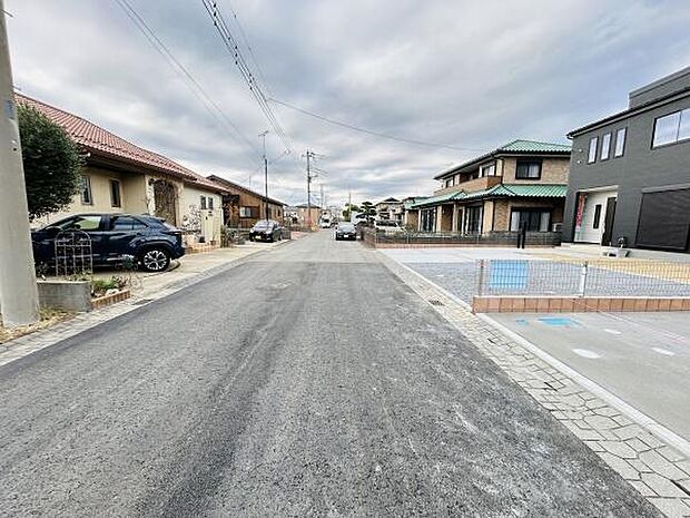 前面道路は広々とした印象で車の出し入れもスムーズに行えます。周辺には整然とした住宅が並び落ち着いた雰囲気です。道幅があり見通しも良好で安心感があります。現地の状況をしっかりとご確認いただけます。