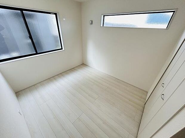 二面採光の子供部屋は明るい雰囲気を演出します。シンプルな内装で家具の配置がしやすい空間です。収納スペースも備わっており使い勝手の良さが感じられます。フローリングなのでお手入れも簡単です。