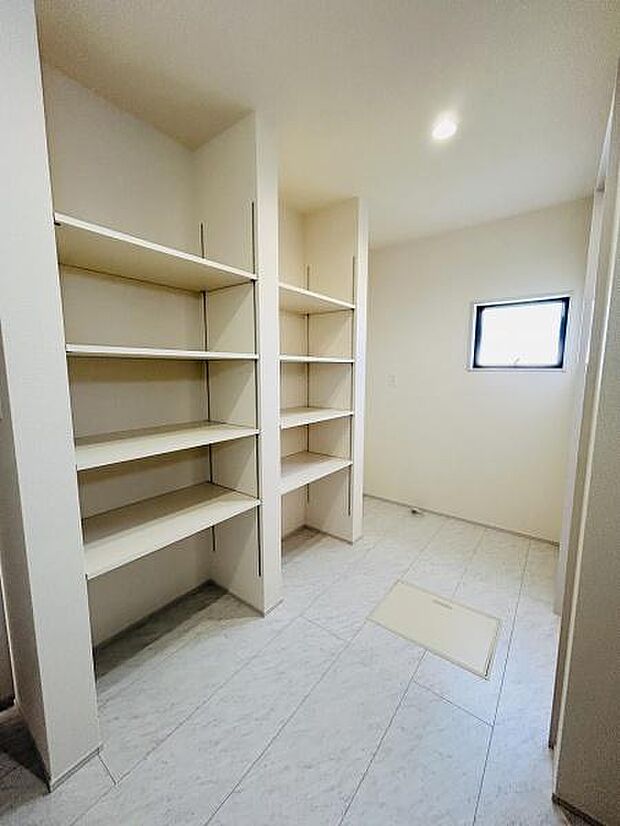 可動式の棚がたくさん備え付けられており効率的に物を整理できます。明るい空間で収納しやすい設計となっています。奥行きのある棚が多用途に活用いただけます。窓があるため換気もしやすいです。