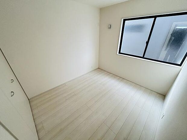 明るい色合いのフローリングが印象的な洋室です。収納スペースもしっかり備わっています。シンプルな内装でお好みのスタイルにアレンジしやすい空間です。窓から自然光が差し込み日中も快適に過ごせます。