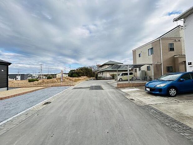 前面道路は幅員が広く車の出し入れもスムーズに行えます。現地周辺にはゆとりある区画が広がっています。新しいお住まいとして検討しやすい環境です。静かな住宅街の一画で落ち着いた雰囲気が感じられます。