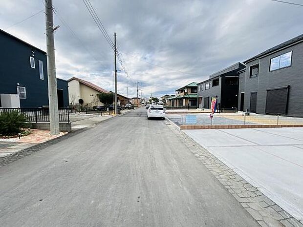 ゆったりとした幅のある前面道路で車の出し入れもスムーズに行えます。電柱や歩道も整然と配置されています。新しい住宅が並び周辺の雰囲気もすっきりとしています。道路舗装もきれいで快適な印象を受けます。
