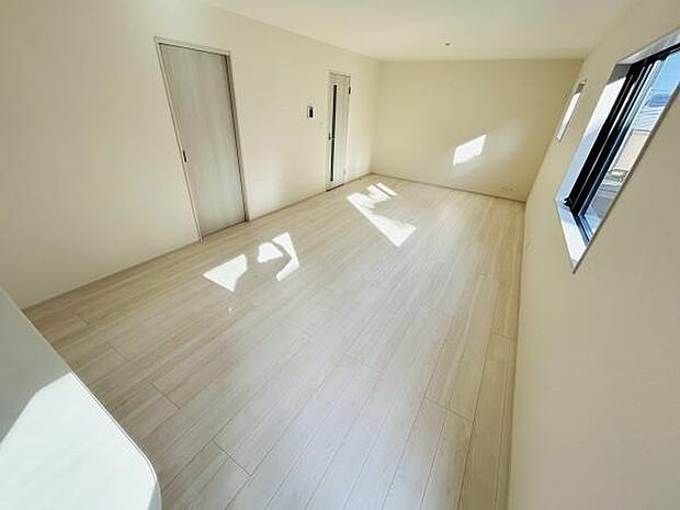 ナチュラルなフローリングが明るい印象を演出します。シンプルなデザインでお手入れしやすい空間です。複数の窓から光が差し込み開放感が感じられます。室内の移動がしやすいレイアウトです。