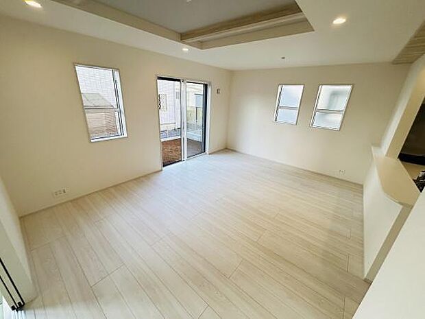 リビングは白を基調とした明るい印象です。窓が複数あり採光性に優れています。天井にもアクセントがありシンプルな空間が広がります。フローリングが美しく清潔感を感じられます。