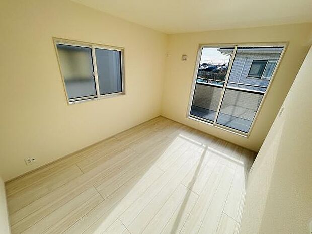 シンプルな内装で使いやすい子供部屋です。二面採光で日中も明るさを感じられます。バルコニーへの出入りが便利な設計です。床はお手入れしやすい仕上げとなっています。お子様のプライベート空間にぴったりです。