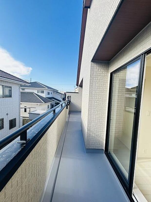 日当たりの良いバルコニーが特徴的です。開放感のあるスペースで通風も良好です。屋外とのつながりを感じられる仕様となっています。シンプルなデザインでお手入れも容易です。