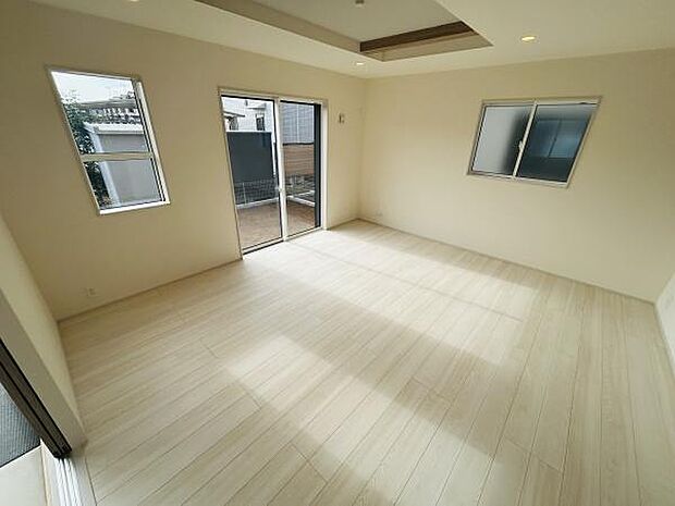 大きな窓からたっぷりと自然光が差し込む開放感のあるリビングです。シンプルな内装が空間を広く感じさせます。白を基調としたフローリングが清潔感を演出しています。