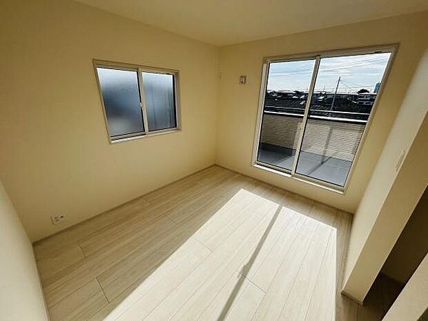 明るい光が差し込む子供部屋です。二面採光で開放感があります。バルコニーへの出入りも便利です。床はナチュラルな色合いで落ち着いた雰囲気です。窓からの景色も楽しめます。