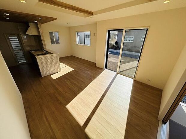 リビングは二面採光で明るく開放感のある空間です。ナチュラルな木目調のフローリングが落ち着きを感じさせます。キッチンとの一体感もあり無駄のないレイアウトが印象的です。