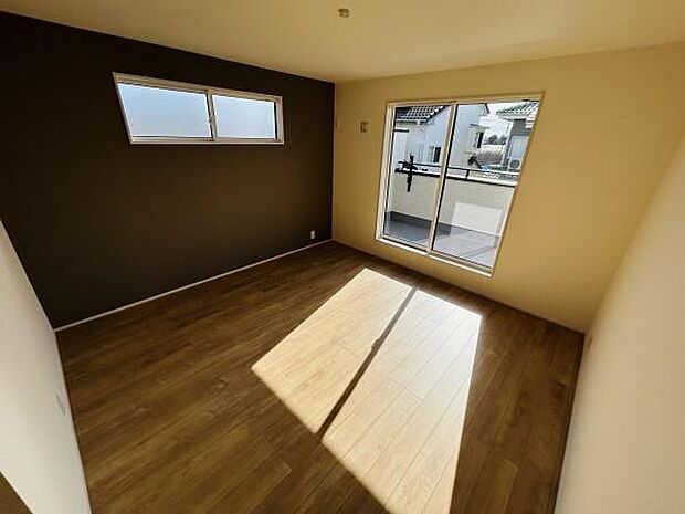 2面採光で室内が明るく感じられます。ナチュラルな床色が落ち着いた雰囲気を演出しています。バルコニーに直接出られる窓もあり開放感があります。一面がアクセントクロス仕様で空間にメリハリがあります。