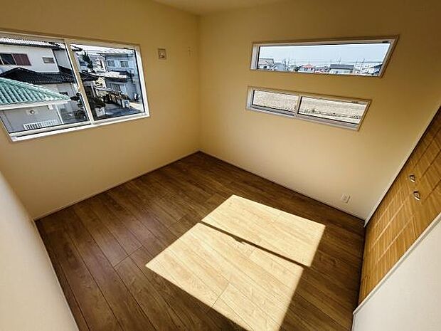 二面に設けられた窓から自然光がたっぷりと入り室内が明るく感じられます。ナチュラルなフローリングが落ち着いた雰囲気を演出しています。すっきりとした内装で収納スペースも確保されています。