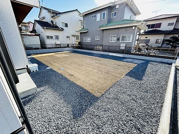 広々とした庭スペースが広がり開放感のある印象です。周囲にはフェンスが設置されており安心感があります。日当たりも良好で整った地面が特徴です。シンプルなデザインで使い勝手の良さを感じられます。