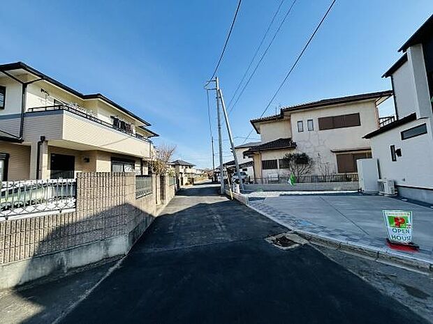 前面道路が広くゆとりを感じられる住環境です。周囲は落ち着いた雰囲気の住宅街が広がっています。敷地へのアクセスがスムーズで車の出入りも安心です。電柱や配線も整理されており町並みがすっきりとしています。