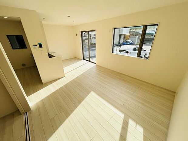 リビングは明るい陽射しが広がる空間です。大きな窓からたっぷりと自然光が差し込みます。室内はシンプルで使いやすいレイアウトです。落ち着いた色合いの床材が開放感を演出しています。