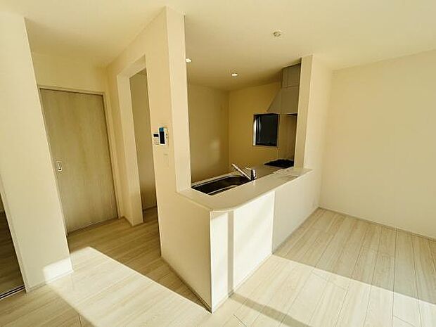 明るい光が差し込むキッチンは清潔感のある内装が魅力です。シンプルなデザインで空間に広がりを感じられます。対面式カウンターが空間をすっきりと演出しています。無駄のないレイアウトが印象的です。