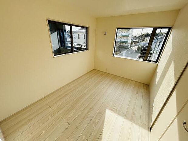 2面に設けられた窓からたっぷりと自然光が差し込む明るい空間です。シンプルな内装でアレンジがしやすい設計となっています。フローリングが清潔感を演出しています。