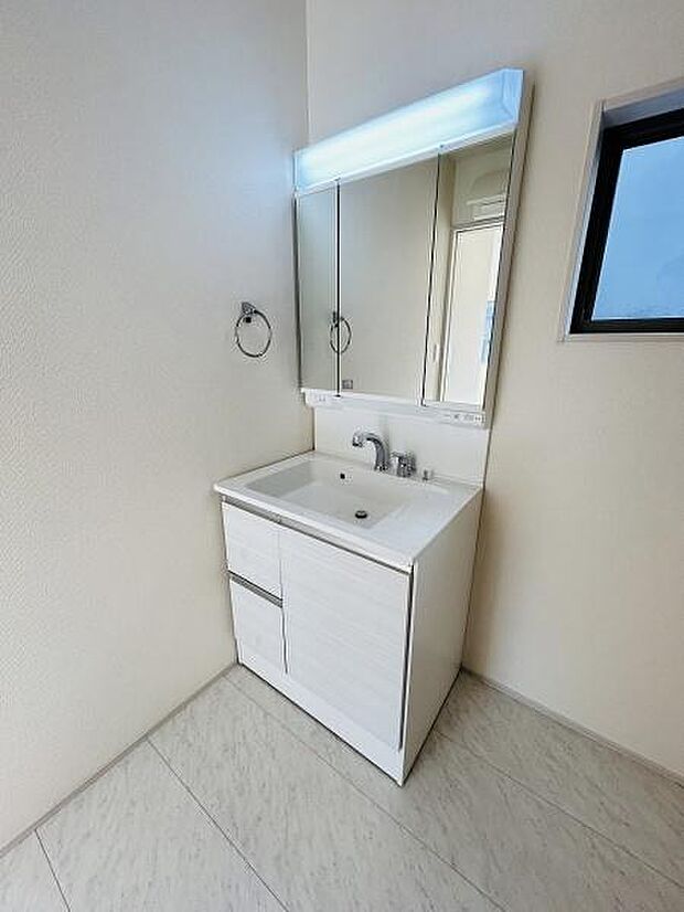 清潔感のある洗面台が設置されています。大きめの鏡で身だしなみを整えやすいです。収納スペースも充実しているので整理整頓しやすいです。落ち着いた色合いのデザインが空間に調和しています。