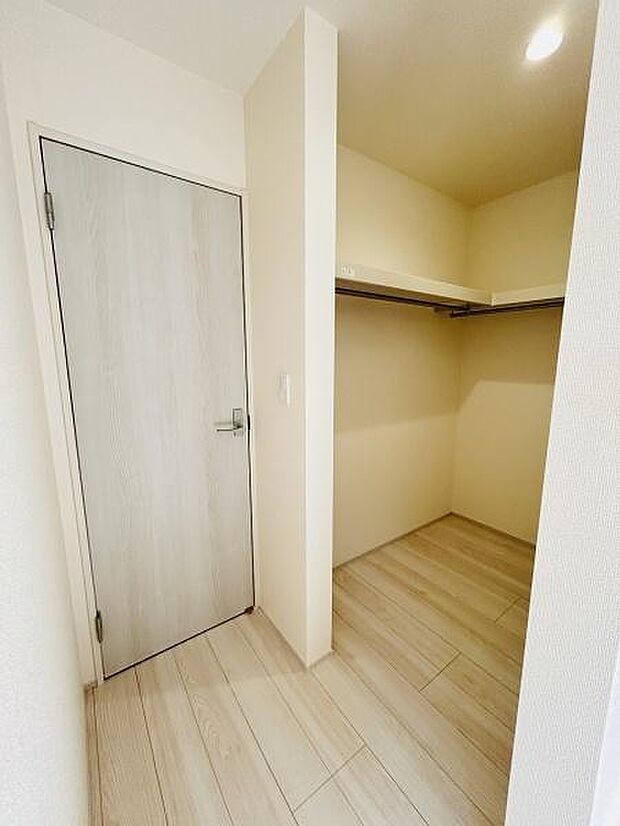 すっきりとした内装で明るい雰囲気の収納スペースです。奥行きのある設計で余裕をもって物の整理ができます。棚とハンガーパイプも付いており利便性を感じられる仕様です。