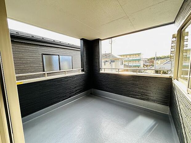 奥行きがあり広々としたバルコニーです。部分的に囲われているためプライバシーも確保されています。2方向から光が差し込み開放感を感じられます。しっかりとした手すりで安心感があります。