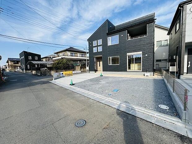 広々としたスペースが確保されているので駐車がしやすい駐車場です。道路に面しているため車の出し入れもスムーズに行えます。明るい雰囲気で前面道路も幅広く使い勝手が良い環境です。