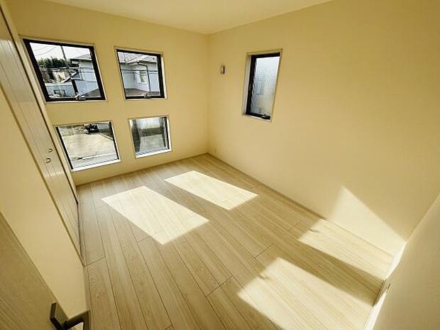 大きな窓からたっぷりと光が差し込む洋室です。明るく開放感のある空間が魅力です。ナチュラルな色合いのフローリングが室内をすっきりとした印象に仕上げています。家具の配置もしやすいシンプルな間取りです。