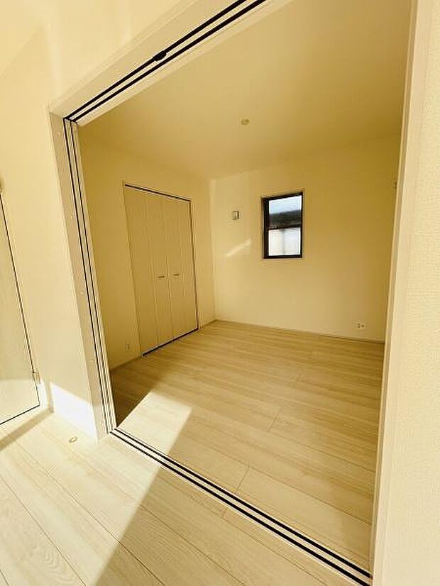 明るい色合いのフローリングが特徴的で清潔感のある洋室です。コンパクトなサイズ感ながら収納スペースも設けられており使い勝手の良い空間になっています。窓からはしっかりと光が差し込み室内を明るく保ちます。