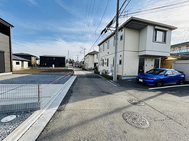 前面道路は広がりがあり車の出し入れもスムーズに行えます。周辺はゆったりとした街並みで開放感が感じられます。住宅が整然と建ち並ぶ落ち着いた環境です。空の広がりもあり陽当たりが期待できます。