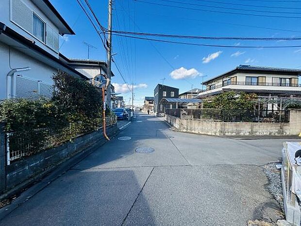 周辺には住宅が立ち並び落ち着いた雰囲気の前面道路です。道路幅もあり車の出入りにも配慮しやすい立地です。現地の道路状況が写真でしっかり確認いただけます。住環境がイメージしやすい現地風景です。