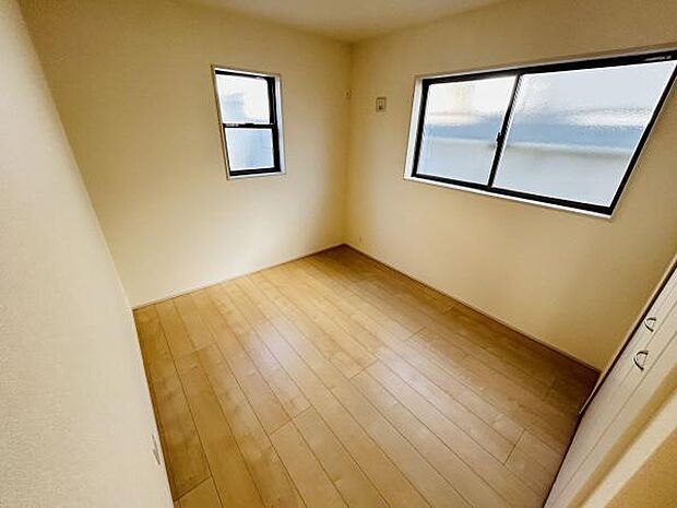 二面採光で明るさを感じられる子供部屋です。床はナチュラルなフローリングが採用されています。クローゼット付きで収納も確保されています。シンプルな内装で使い方を選びません。