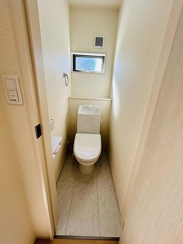 小窓が付いており通気性に配慮されています。シンプルな内装で清潔感があります。スペースが効率的に活用されたトイレです。