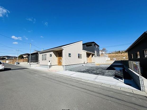 ゆとりのある駐車スペースが確保されており車の出し入れもスムーズに行えます。敷地が広く来客時にも便利に利用できます。周囲に視界を遮る建物が少なく開放的な雰囲気が魅力です。