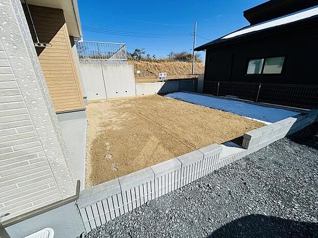 日当たりの良い庭スペースが広がっています。シンプルな形状で管理もしやすくさまざまな使い方ができる点が魅力です。外壁との距離も確保されており開放感があります。