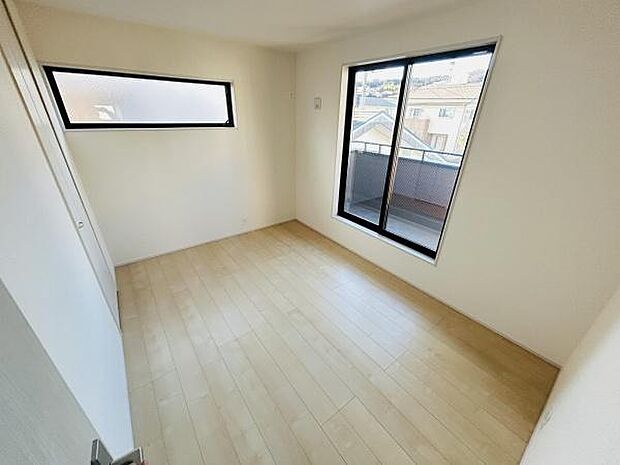 大きな窓から自然光がたっぷり入る寝室です。明るく清潔感のある空間が広がります。シンプルな内装で家具の配置もしやすいです。窓の配置が工夫されていて通風も良好です。