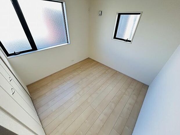 窓から光が差し込む明るい空間です。ナチュラルなフローリングが室内をすっきり見せます。シンプルな内装なのでインテリアの配置も楽しめます。収納スペースもしっかり備わっています。