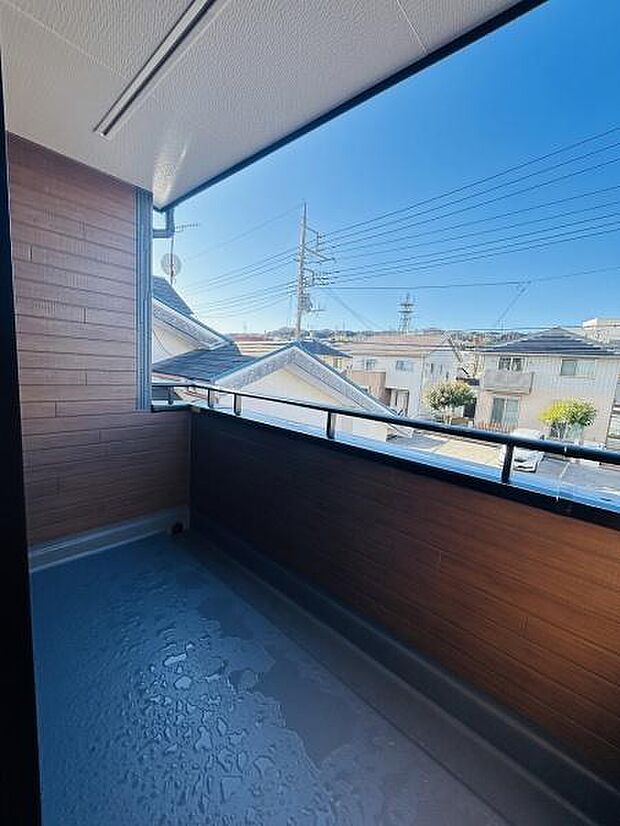 開放感のあるバルコニーから住宅街の眺めを楽しむことができます。風通しの良い設計で空を広く感じられます。しっかりとした造りで安心してご利用いただけます。屋根付きのため急な天候の変化にも対応しやすいです。