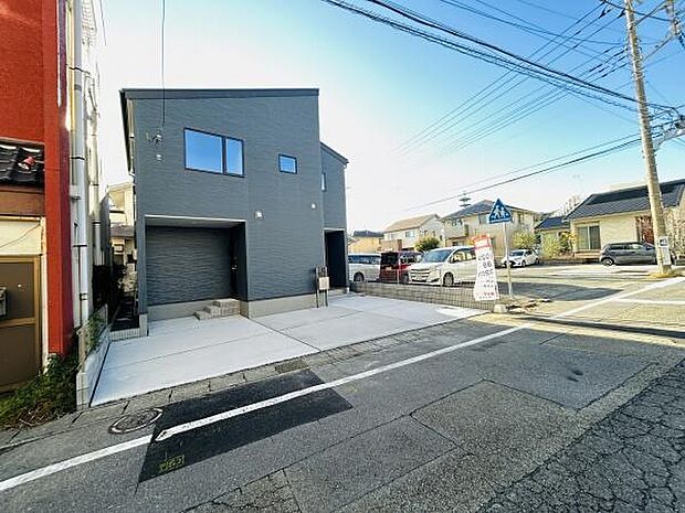 駐車場が広々と確保されており車の出し入れも快適に行えます。敷地内の駐車スペースは複数台分の利用が可能です。道路からのアクセスもスムーズで日常の利便性が感じられます。