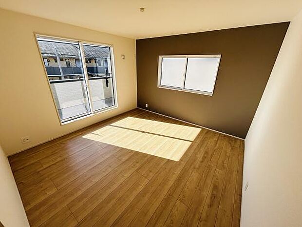 明るい光が差し込む角部屋の寝室です。木目調のフローリングが温かみを演出しています。二面採光で開放感のある空間となっています。シンプルな内装で家具のレイアウトも自由に楽しめます。