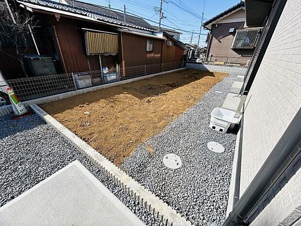 広々とした庭があり用途に合わせて活用いただけます。手入れがしやすいシンプルなデザインです。周囲はフェンスで囲まれており安心感を感じられます。日当たりの良いスペースですので様々な使い方が可能です。