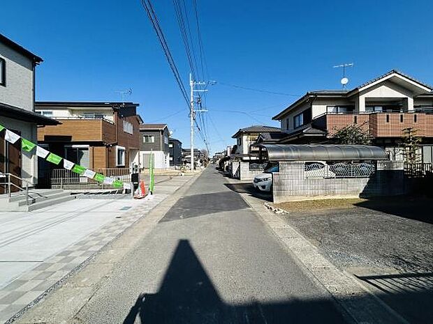 落ち着いた雰囲気の住宅街に位置し前面道路は見通しが良く開放的です。道路幅も十分で車の出し入れもスムーズに行えます。電柱や配線も整然と配置されており街並みがすっきりとしています。