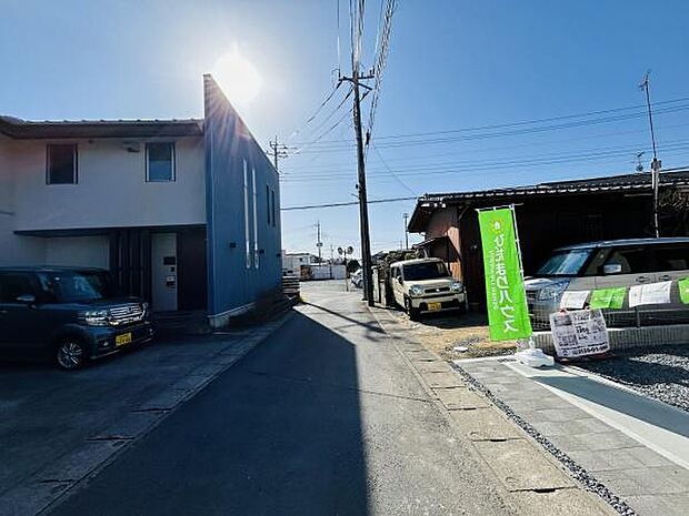 前面道路が広がり車両の出入りがしやすい環境です。日当たりの良い立地で明るい雰囲気が感じられます。現地周辺には住宅が整然と並び落ち着いた街並みが広がっています。利便性と安心感のある環境です。