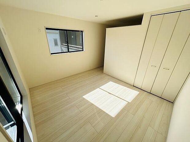 二面採光で明るさが感じられる寝室です。シンプルな内装なのでアレンジしやすい空間です。収納スペースも備わっており整理がしやすい設計です。無駄のないレイアウトが魅力的です。