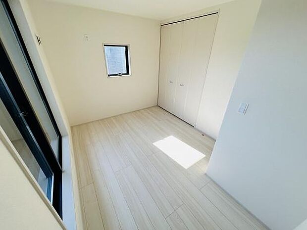 明るい光が差し込む子供部屋です。クローゼット付きで収納にも便利です。コンパクトな空間が使いやすい設計となっています。白を基調とした内装が清潔感を感じさせます。